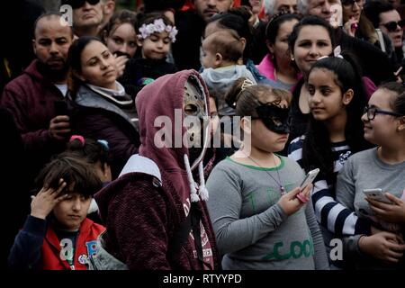 Un libro di carattere uomo esegue per bambini lungo Frederick Street  durante i caratteri tradizionali della sfilata di carnevale Foto stock -  Alamy