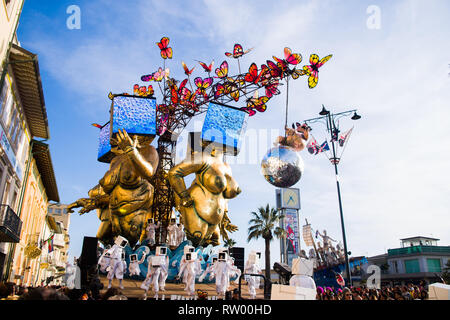 VIAREGGIO, Italia-MARZO 03,2019: vista di un gigante di carta mache chiamato "La teoria del Kaos" di Umberto, Stefano e Michele Cinquini al Carnevale di Viareggio Credito: JBphotoeditorial/Alamy Live News Foto Stock