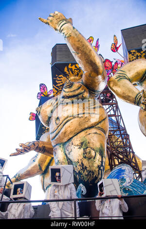 VIAREGGIO, Italia-MARZO 03,2019: vista di un gigante di carta mache chiamato "La teoria del Kaos" di Umberto, Stefano e Michele Cinquini al Carnevale di Viareggio Credito: JBphotoeditorial/Alamy Live News Foto Stock