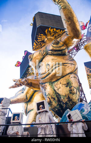 VIAREGGIO, Italia-MARZO 03,2019: vista di un gigante di carta mache chiamato "La teoria del Kaos" di Umberto, Stefano e Michele Cinquini al Carnevale di Viareggio Credito: JBphotoeditorial/Alamy Live News Foto Stock