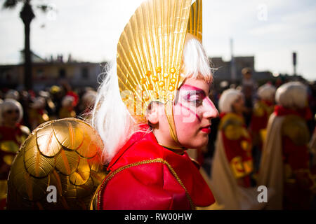 VIAREGGIO, Italia-MARZO 03,2019: maschera e flottazione prende parte alla quarta sfilata del 2019 edizione di Viareggio è il carnevale. Il Carnevale di Viareggio è considerato uno dei più importanti carnevali in Italia. Credito: JBphotoeditorial/Alamy Live News Foto Stock