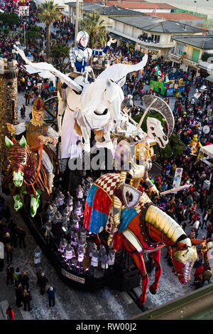 VIAREGGIO, Italia-MARZO 03,2019: veduta aerea di un gigante di carta-mache chiamato "Per chi suona" la campana" di Carlo Lombardi al carnevale di credito Viareggioa: JBphotoeditorial/Alamy Live News Foto Stock