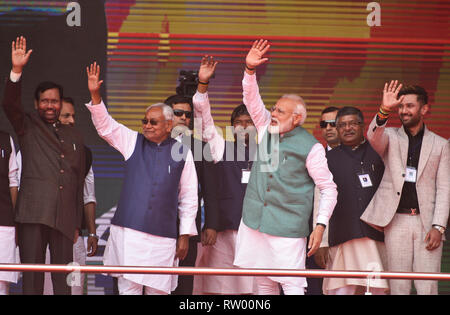 Patna, Bihar, in India. 03 Mar, 2019. Narendra Modi, Primo Ministro dell'India onde in pubblico a una politica dei rally svoltasi a Patna situato nella parte orientale di stato del Bihar, in India il 3 marzo 2019. Credito: Saumya Chandra/Alamy Live News Foto Stock