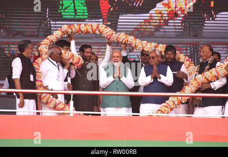 Patna, Bihar, in India. 03 Mar, 2019. Primo Ministro indiano Narendra Modi riceve una ghirlanda di fiori dai suoi alleati che sono una parte di (Alleanza Nazionale Democratica) Credito: Saumya Chandra/Alamy Live News Foto Stock