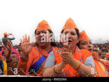 Patna, Bihar, in India. 03 Mar, 2019. Il BJP femmina sostenitori gridare slogan durante un raduno politico a cui hanno partecipato il Primo Ministro Narendra Modi tenutasi a Patna situato nella parte orientale di stato del Bihar, in India il 3 marzo 2019. Credito: Saumya Chandra/Alamy Live News Foto Stock