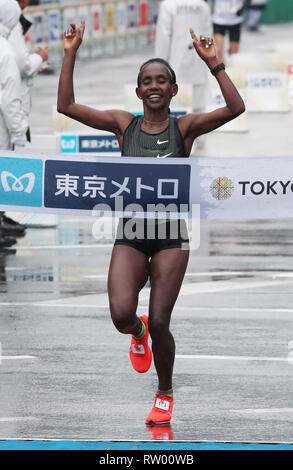 Tokyo, Giappone. 3 Mar, 2019. In Etiopia la Ruti Aga taglia il traguardo della Maratona di Tokyo 2019 a Tokyo domenica, 3 marzo 2019. Aga ha vinto la gara femminile è con un tempo di 2 ore e 20 minuti 40 secondi. Credito: Yoshio Tsunoda/AFLO/Alamy Live News Foto Stock