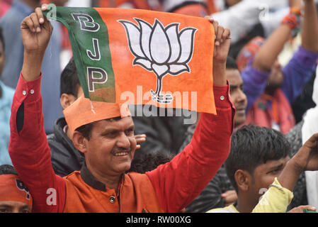 Patna, Bihar, in India. 03 Mar, 2019. Un sostenitore del Primo Ministro Narendra modi onde i durante un raduno politico diretto da lui il 3 marzo 2019 a Patna, Bihar, in India Credito: Saumya Chandra/Alamy Live News Foto Stock