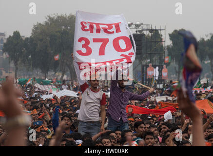 Patna, Bihar, in India. 03 Mar, 2019. I sostenitori del Primo Ministro indiano Narendra Modi opporsi all'articolo 370 durante un raduno politico diretto da lui il 3 marzo 2019 a Patna, Bihar, in India. Questo articolo della Costituzione indiana dà uno status autonomo di Jammu e Kashmir che è un pomo della discordia tra India e Pakistan. Credito: Saumya Chandra/Alamy Live News Foto Stock