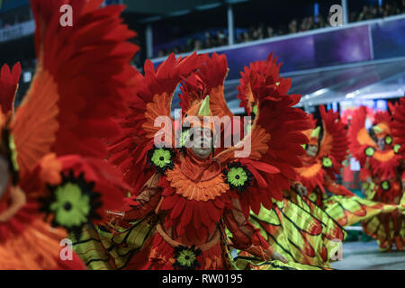 Sao Paulo, Brasile. 3 Mar, 2019. Un reveller da una scuola di samba esegue durante la sfilata di carnevale a Sao Paulo, Brasile, 3 marzo 2019. Credito: Rahel Patrasso/Xinhua/Alamy Live News Foto Stock