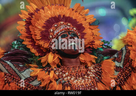 Sao Paulo, Brasile. 3 Mar, 2019. Un reveller da una scuola di samba esegue durante la sfilata di carnevale a Sao Paulo, Brasile, 3 marzo 2019. Credito: Rahel Patrasso/Xinhua/Alamy Live News Foto Stock