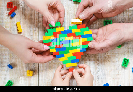 Costruire un designer Lego cuore. Sfondo selettiva. Giocare Foto stock -  Alamy