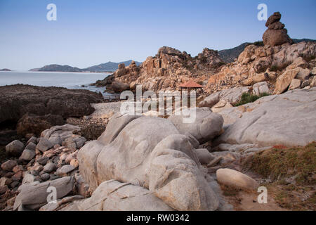 Costa rocciosa ad appendere la Rai,Reef National Park, Vinh Hy, Ninh Thuan provincia, Vietnam Asia Foto Stock