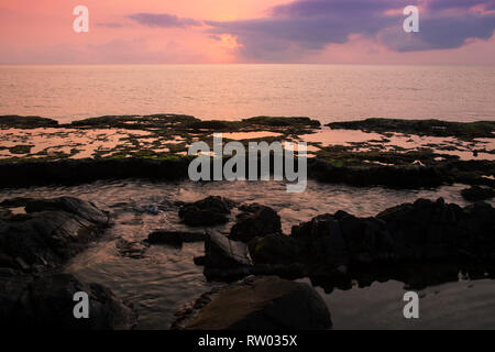 Costa rocciosa ad appendere la Rai,Reef National Park, Vinh Hy, Ninh Thuan provincia, Vietnam Asia Foto Stock