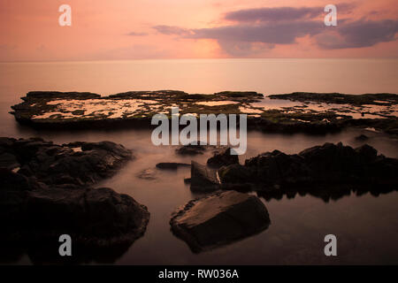 Costa rocciosa ad appendere la Rai,Reef National Park, Vinh Hy, Ninh Thuan provincia, Vietnam Asia Foto Stock