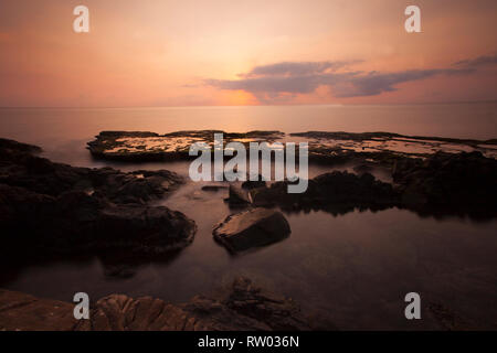 Costa rocciosa ad appendere la Rai,Reef National Park, Vinh Hy, Ninh Thuan provincia, Vietnam Asia Foto Stock