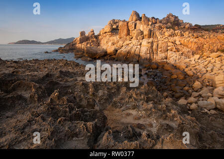 Costa rocciosa ad appendere la Rai,Reef National Park, Vinh Hy, Ninh Thuan provincia, Vietnam Asia Foto Stock