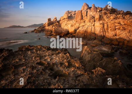 Costa rocciosa ad appendere la Rai,Reef National Park, Vinh Hy, Ninh Thuan provincia, Vietnam Asia Foto Stock