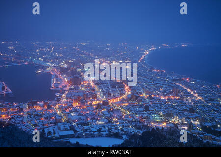 Beaautiful scenic notte invernale presso la città di Hakodate in Hokkaido, Giappone. Foto Stock