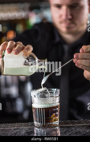 Barman professionali facendo bere cocktail white russian. Foto Stock