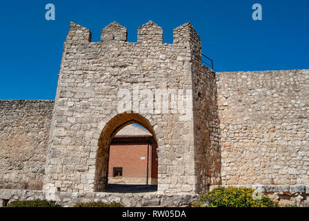 UrueÃ±a Valladolid, Spagna; Marzo 2012: Viste della parete gate di un piccolo in stile medievale borgo, dichiarato un sito Historic-Artistic, e un libro villa Foto Stock