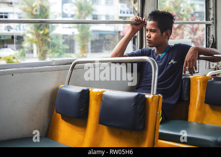 SARAWAK / Malesia / giugno 2014: sul bus per il Bako National Park Foto Stock