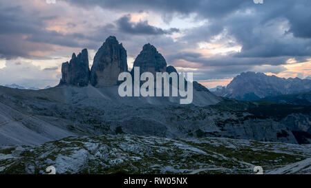 Nuvole temporalesche sulle Tre Cime montagne durante il tramonto Foto Stock