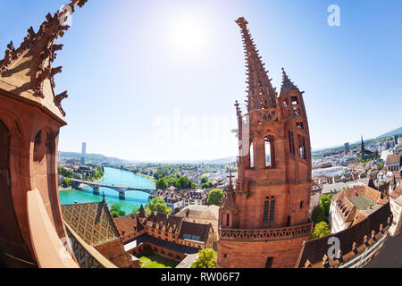 Vista panoramica del paesaggio urbano di Basilea con Minster cathedral Twin towers contro il cielo blu, Svizzera, Europa Foto Stock
