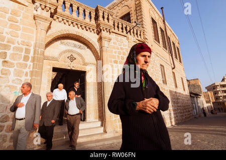 Midyat, Mardin provincia, Turchia : fedele lasciare Mor Barsawmo Siriaca ortodossa dopo il servizio. Anche se ora una minoranza di meno di 10% di th Foto Stock
