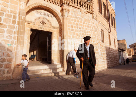 Midyat, Mardin provincia, Turchia : fedele lasciare Mor Barsawmo Siriaca ortodossa dopo il servizio. Anche se ora una minoranza di meno di 10% di th Foto Stock