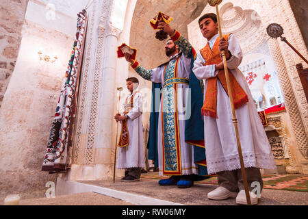Midyat, Mardin provincia, Turchia : un sacerdote celebra l Eucaristia in una lingua Siriaca ortodossa nella città vecchia di Mardin. Anche se ora una minoranza di Foto Stock