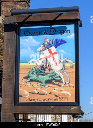 Hanging pub firmare al George and Dragon public house, Houghton, West Sussex, in Inghilterra, Regno Unito Foto Stock