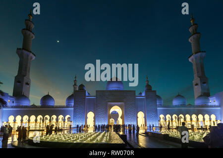 ABU DHABI, Emirati arabi uniti, 10 gennaio 2019: La Sheikh Zayed grande moschea di sera con una bella illuminazione per esterni Foto Stock