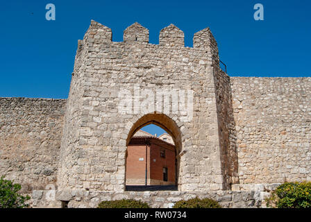 UrueÃ±a Valladolid, Spagna; Marzo 2012: Viste della parete gate di un piccolo in stile medievale borgo, dichiarato un sito Historic-Artistic, e un libro villa Foto Stock