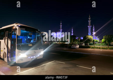 ABU DHABI, Emirati arabi uniti, 10 gennaio 2019: vista della magnifica La Sheikh Zayed grande moschea con belle luci blu di sera Foto Stock