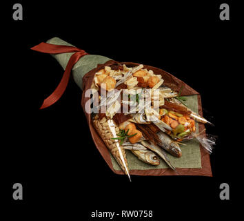 Bouquet originale costituito da essiccato pesce salato, arachidi salate, cracker, pane secco e altri spuntini di birra isolato su sfondo nero come maschio gif Foto Stock