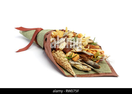 Bouquet originale costituito da essiccato pesce salato, arachidi salate, cracker, pane secco e altri spuntini di birra isolato su sfondo bianco come maschio gif Foto Stock