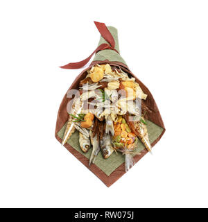 Bouquet originale costituito da essiccato pesce salato, arachidi salate, cracker, pane secco e altri spuntini di birra isolato su sfondo bianco. Vista frontale Foto Stock