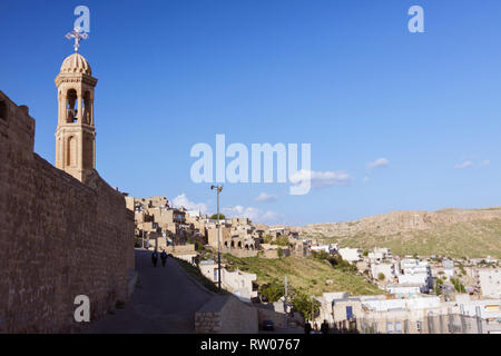 Mardin, Anatolia sud-orientale, la Turchia : Due uomini a piedi verso una lingua Siriaca ortodossa nella città vecchia di Mardin. Foto Stock