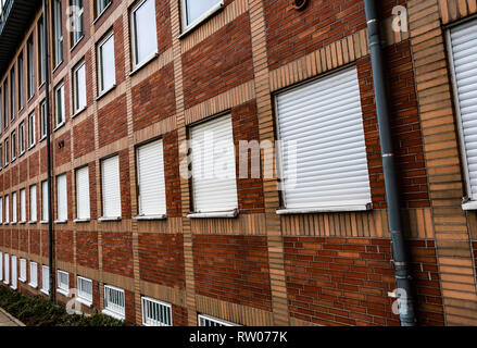 Lato del palazzo di uffici a Essen, Germania evidenziando in mattoni a vista da un angolo Foto Stock