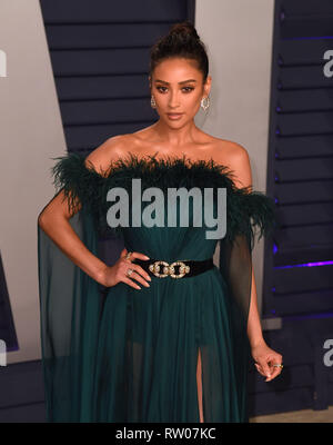 BEVERLY HILLS, CALIFORNIA - 24 febbraio: Shay Mitchell assiste 2019 Vanity Fair Oscar Party a Wallis Annenberg Center for the Performing Arts su Febr Foto Stock