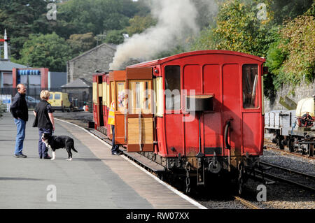 I passeggeri in attesa a bordo di un piccolo treno a vapore a Douglas mainline rail station in Douglas sull' Isola di Man, Gran Bretagna. L'Isola di Man Ho ferroviarie Foto Stock