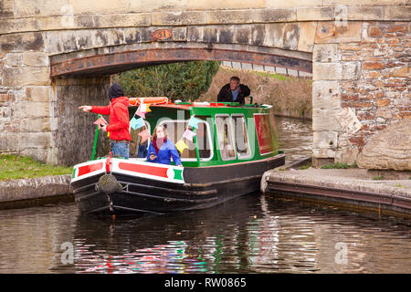 La gente di uomini e donne su una piccola barca sul Llangollen canal a Trevor bacino vicino a Wrexham Galles del Nord Foto Stock