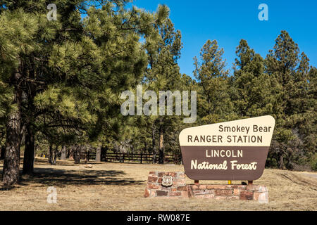 Lincoln National Forest, Nuovo Messico, Smokey Bear stazione di ranger segno, Ruidoso, Nuovo Messico, STATI UNITI D'AMERICA Foto Stock