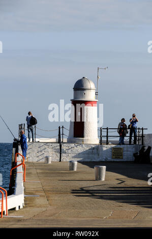 Laxey frangiflutti del porto faro di pietra ingresso murato in Laxey porta, a poche miglia a nord di Douglas sull' Isola di Man, Gran Bretagna. .L'Isola di Foto Stock