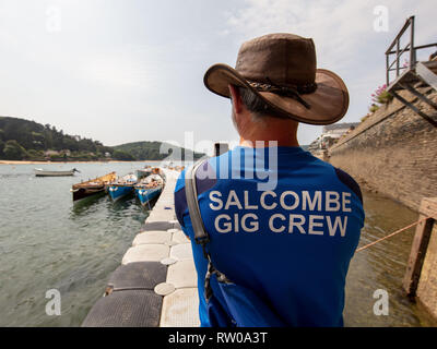 Il Salcombe Gig regata si svolge annualmente a Salcombe. Si tratta di un colpo di preparativi in corso prima di racing. Foto Stock