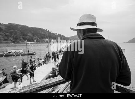 Il Salcombe Gig regata si svolge annualmente a Salcombe. Si tratta di un colpo di preparativi in corso prima di racing. Foto Stock