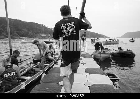 Il Salcombe Gig regata si svolge annualmente a Salcombe. Si tratta di un colpo di preparativi in corso prima di racing. Foto Stock