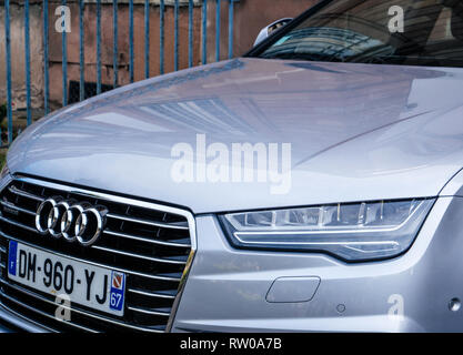 Strasburgo, Francia - Ott 1, 2017: Bi Xeno fari a led di lusso argento Audi A8 veicolo parcheggiato in un superiore-quartiere di classe a Strasburgo, in Francia al posto Broglie vicino municipio Foto Stock
