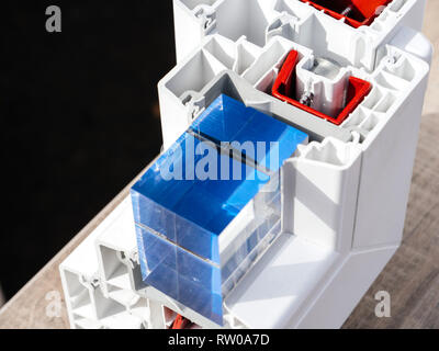 Spiegazione di visualizzazione finestra di taglio profilo con metallo, vetro e isolamento esempio rosso con i colori blu e bianchi unità dimostrative per i clienti Foto Stock