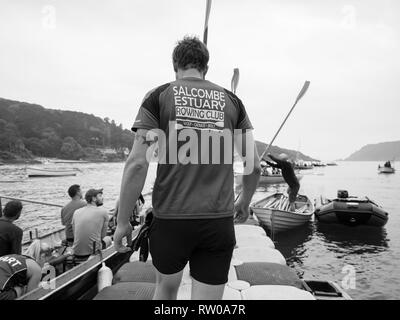 Il Salcombe Gig regata si svolge annualmente a Salcombe. Si tratta di un colpo di preparativi in corso prima di racing. Foto Stock